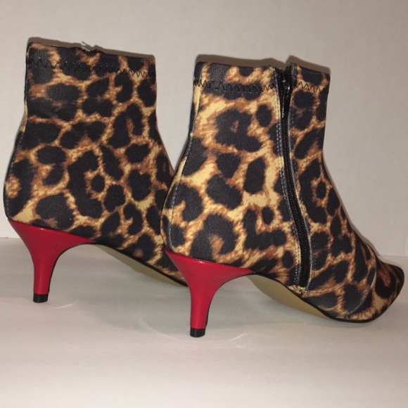 Betsey Johnson NIB Leopard Print Booties Sz 7.5 - Picture 3 of 8